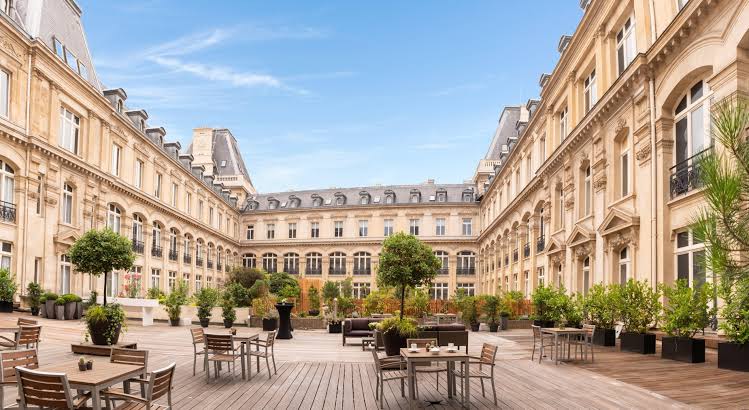 Cour intérieure du Crowne Plaza République